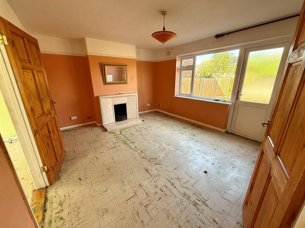 Lot: 11 - SEMI-DETACHED HOUSE FOR REPAIR WITH POTENTIAL TO EXTEND - Living room